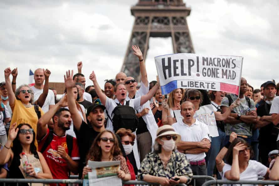 Des manifestants à Paris ont dénoncé samedi le passeport sanitaire du président, obligatoire pour accéder à une multitude d'espaces publics.