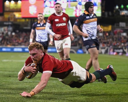 Ollie Chessum dives over against the Brumbies