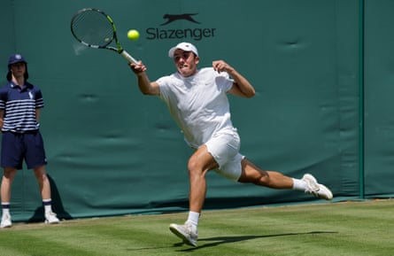 Oliver Tarvet beat Leandro Riedi in straight sets