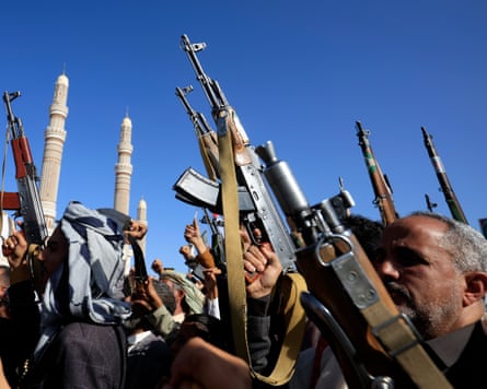 A crowd of Houthi supporters holding up guns