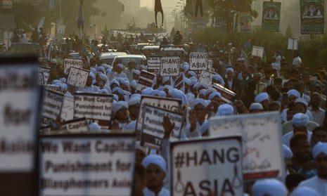 Activists in Karachi carry placards against Asia Bibi