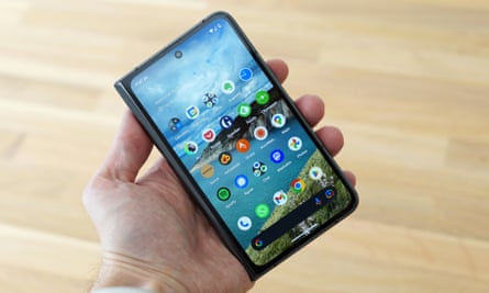O Google Pixel Fold fechado em uma mão.