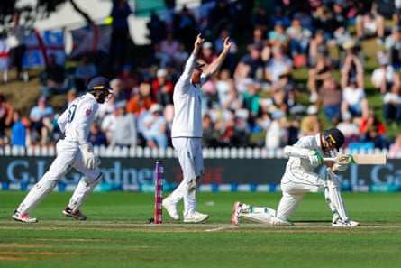 Ben Foakes et Ben Stokes d'Angleterre font appel pour l'lbw sur Tom Latham.