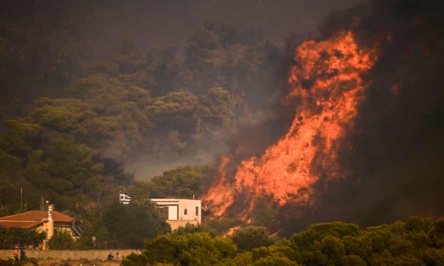 Am 16. August brennt ein Waldbrand neben einem Haus im Dorf Centerina in der Nähe von Athen.