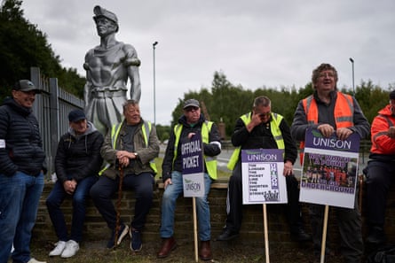 Museum workers picketing outside the museum