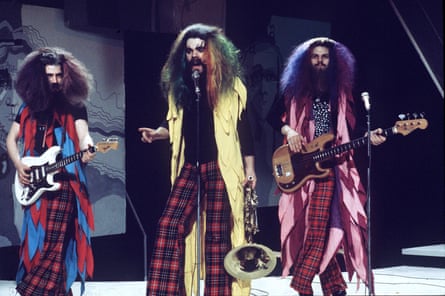 Roy Wood, centre, in Wizzard.