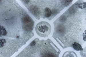 ์๊ตญ ์๋ฆญ. ๋ฐค์ ๋์ด ๋ด๋ฆฐ ํ ์ฌ๋๋ค์ด ์ธ์ธํธ ๋์ฝ๋ผ์ค ๊ณต์์ ์ ์์ ์ฐ์ฑ
ํฉ๋๋ค.