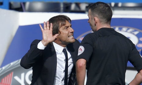 Antonio Conte has a word with the referee, Michael Oliver, during the 0-0 draw with Arsenal at Stamford Bridge. 