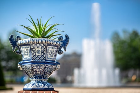 A garden vase near the king’s fountain.