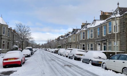 Snow on a residential street in Aberdeen.