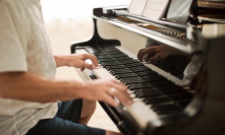 Homme plus âgé jouant du piano