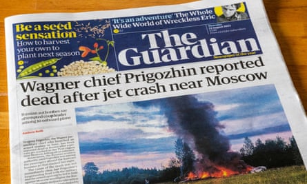 A primeira página do jornal Guardian com a manchete principal: 'Chefe Wagner, Prigozhin, morto após queda de avião perto de Moscou'
