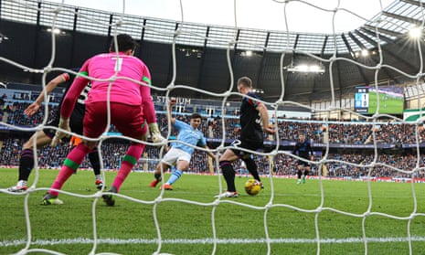 Julian Alvarez of Manchester City scoring the second goal.