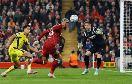 Ronald Araújo scores Liverpool’s second goal against Villarreal.