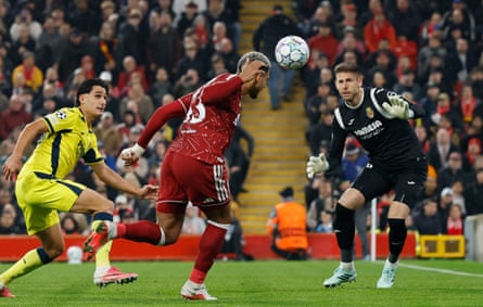 Ronald Araújo scores LiverpoolâÂÂs second goal against Villarreal.