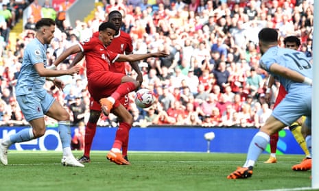 Cody Gakpo dari Liverpool mencetak gol penyama selama pertandingan sepak bola Liga Premier Inggris antara Liverpool dan Aston Villa di Anfield tetapi kemudian dianulir oleh VAR karena offside.