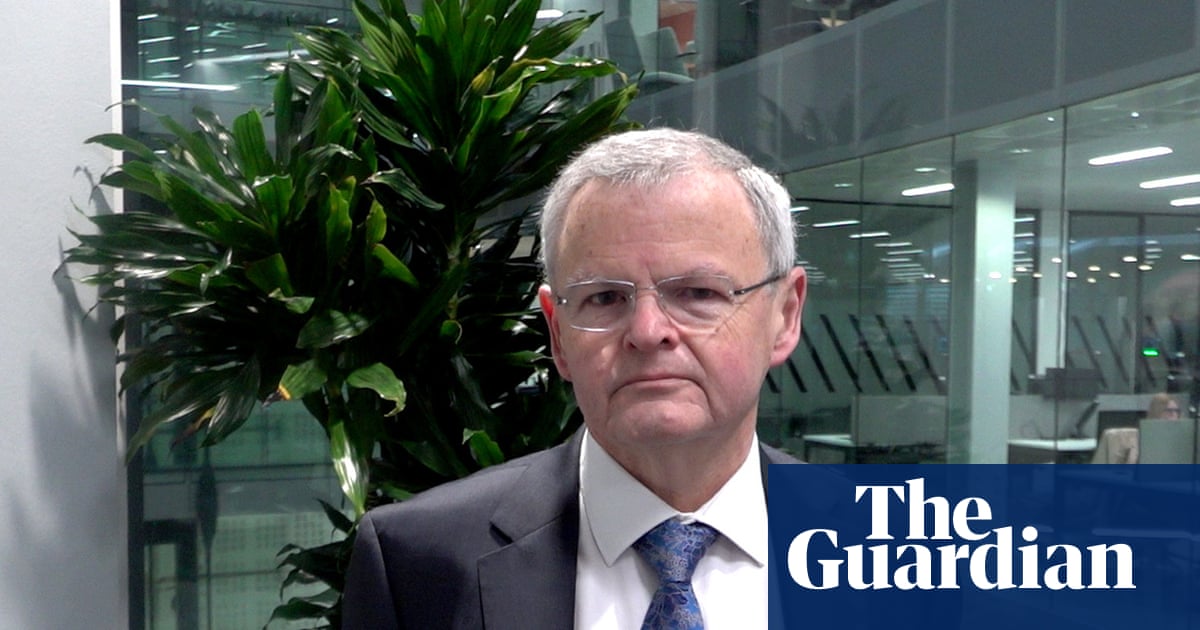 Long waits and ‘unacceptable’ lack of data at NHS gender clinics in England, review finds