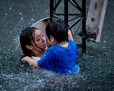 Kim Da-mi’ and Kwon Eun-seong in The Great Flood.