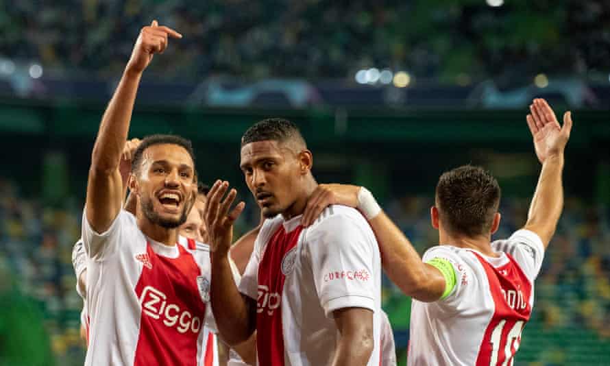 Sébastien Haller hold aloft four fingers after going goal crazy at Sporting.
