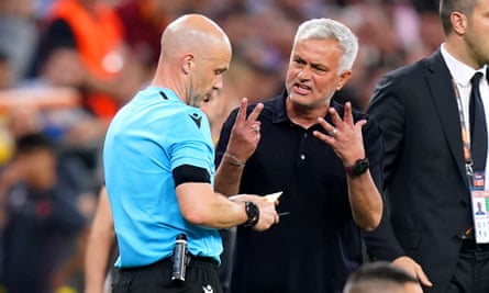 Jose Mourinho wisselt woorden met Anthony Taylor tijdens de Europa League-finale van vorig jaar.