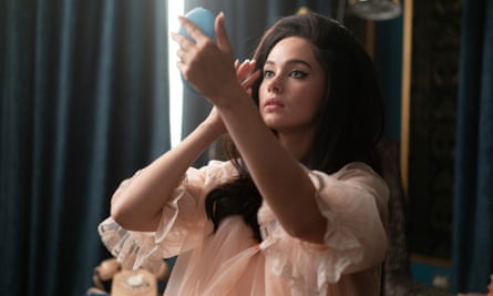 كايلي سبايني في فيلم بريسيلا، من إخراج صوفيا كوبولا.