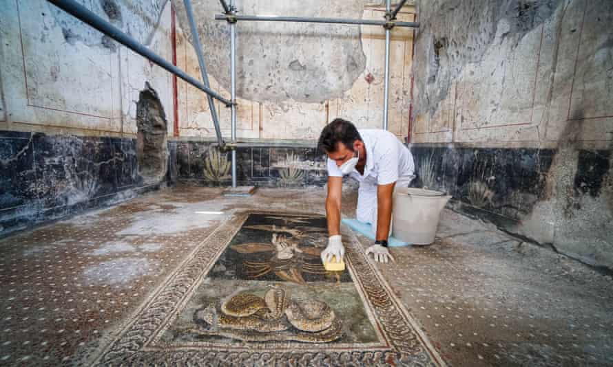 Ein Arbeiter reinigt ein Mosaik in einer nahegelegenen Casa di Orione, die ebenfalls geöffnet wird.