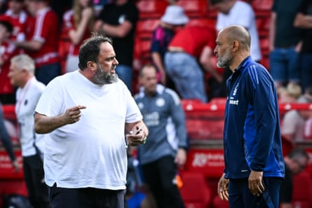 Evangelos Marinakis talks to Nuno Espírito Santo