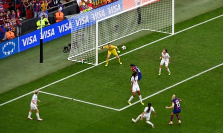 Overhead shot of Alexia Putellas’ goal for Barcelona