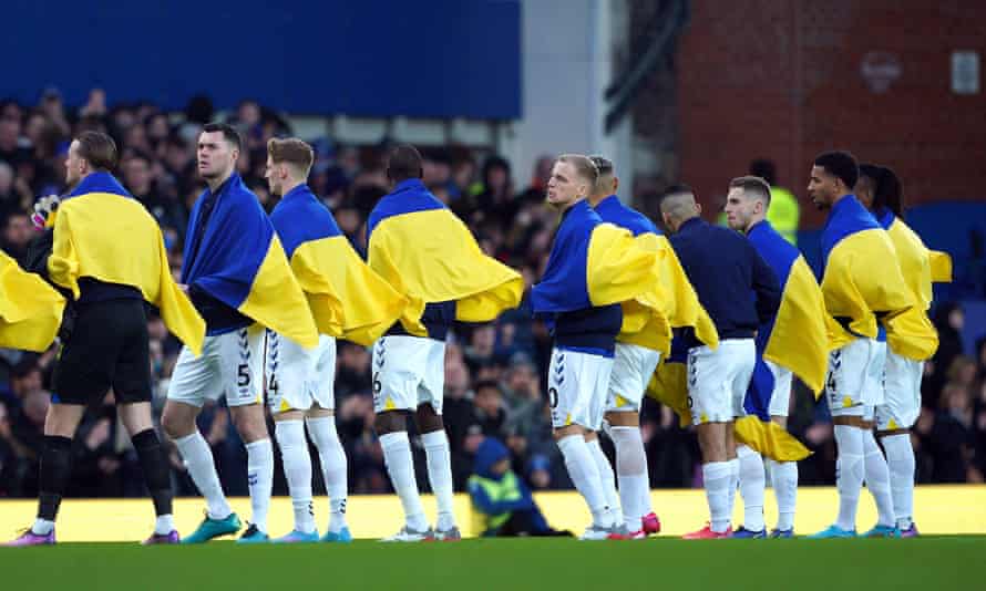 Les joueurs d'Everton drapés du drapeau ukrainien avant le match de Premier League avec Manchester City à Goodison Park hier.