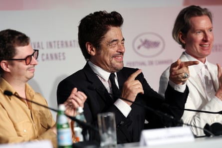 Michael Cera, Benicio del Toro and Wes Anderson during the Phoenician Scheme press conference .