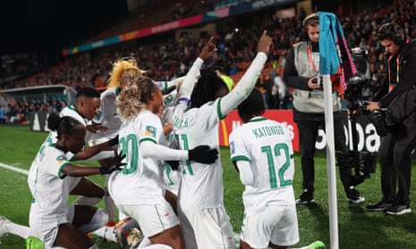 Zambiyalı takım arkadaşları Barbra Banda, Kosta Rika karşısında aldıkları penaltı farkı ikiye katladıktan sonra seviniyor.