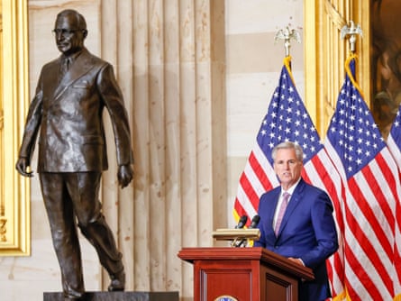 Kevin McCarthy, le leader républicain à la Chambre qui a soutenu la tentative de Donald Trump d'annuler les élections de 2020, prend la parole lors du dévoilement d'une statue de Harry S Truman au Capitole américain en septembre 2022.