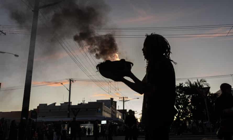 A smoking ceremony, led by Gilbert Laurie of the Yaegl and Widjabul tribes of the Bundjalung Nation, opens the lantern parade.