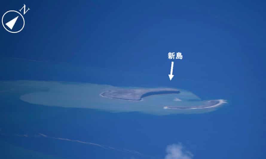ภาพที่ออกโดยหน่วยยามชายฝั่งของญี่ปุ่นแสดงเกาะรูปพระจันทร์เสี้ยวใหม่