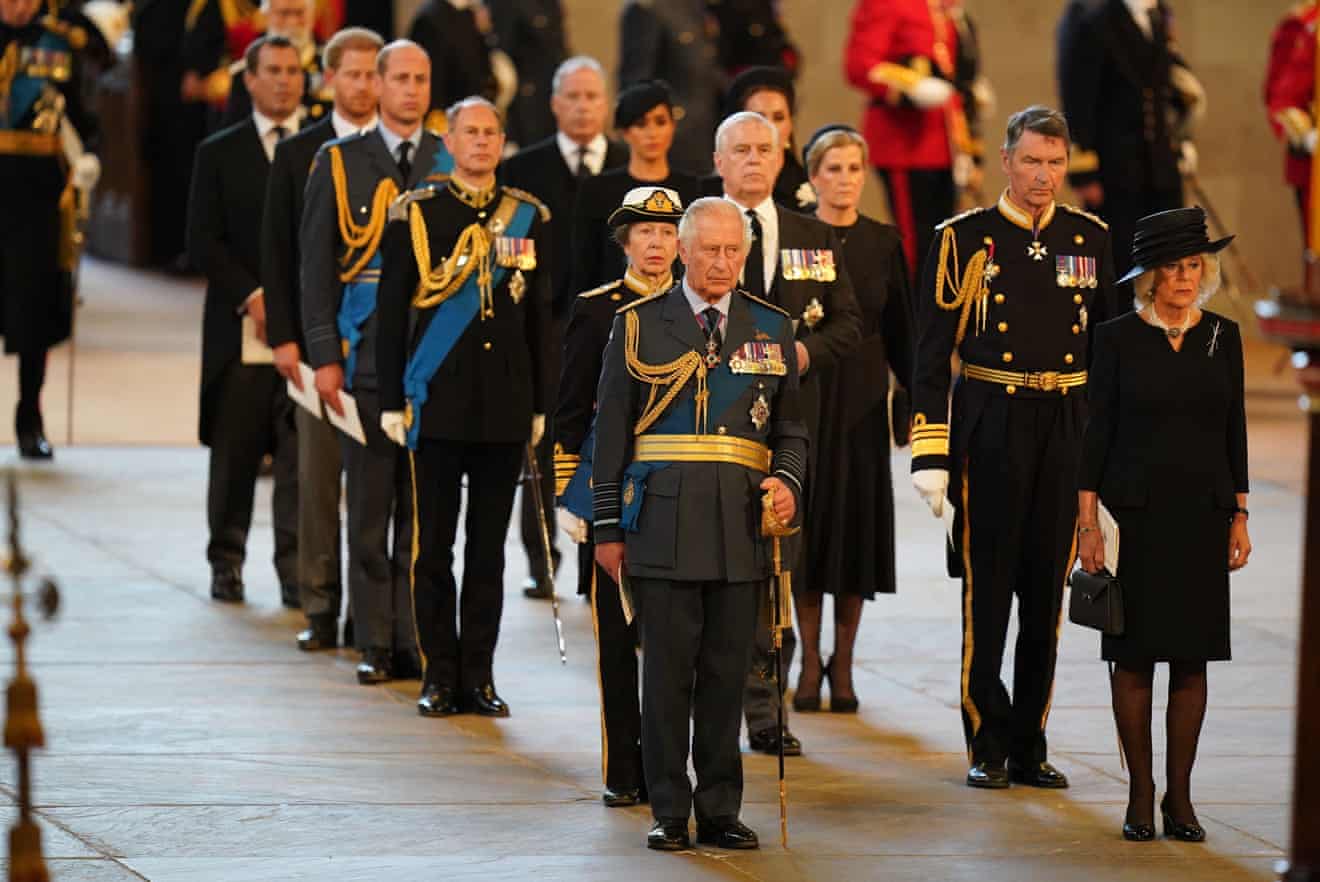 Familia regală urmează grupul de purtători în Westminster Hall.