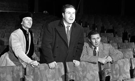 ‘Gielgud had a fine, pure, sensitive heart’ … Brook, centre, at Stratford-upon-Avon in 1950 with the actor, left, and actor-director Anthony Quayle.