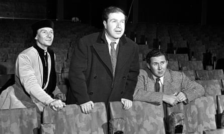 With John Gielgud (left) and Anthony Quayle (right) during rehearsals of Measure for Measure in 1950.