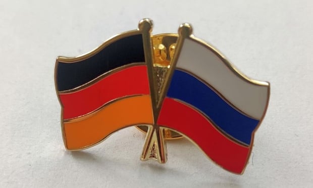 Um alfinete mostrando uma bandeira alemã e russa entrelaçada