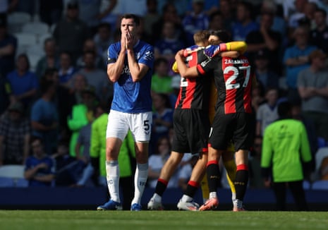 Michael Keane désespéré alors que Bournemouth célèbre