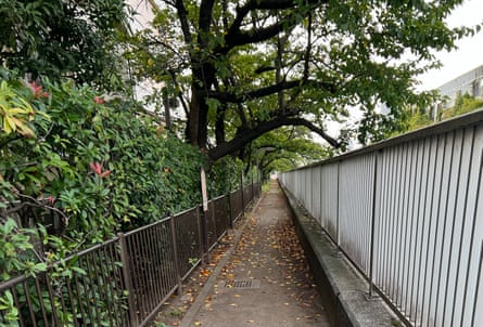 طريق على طول نهر سيندايبوري في شرق طوكيو، اليابان، مليء بالألواح التي تظهر شعر الهايكو لماتسو باشو، الشاعر الأكثر احتراما في اليابان.