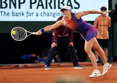 French Open 2024: Iga Swiatek v Naomi Osaka, Alcaraz advances – live Iga Swiatek reaches for a return.