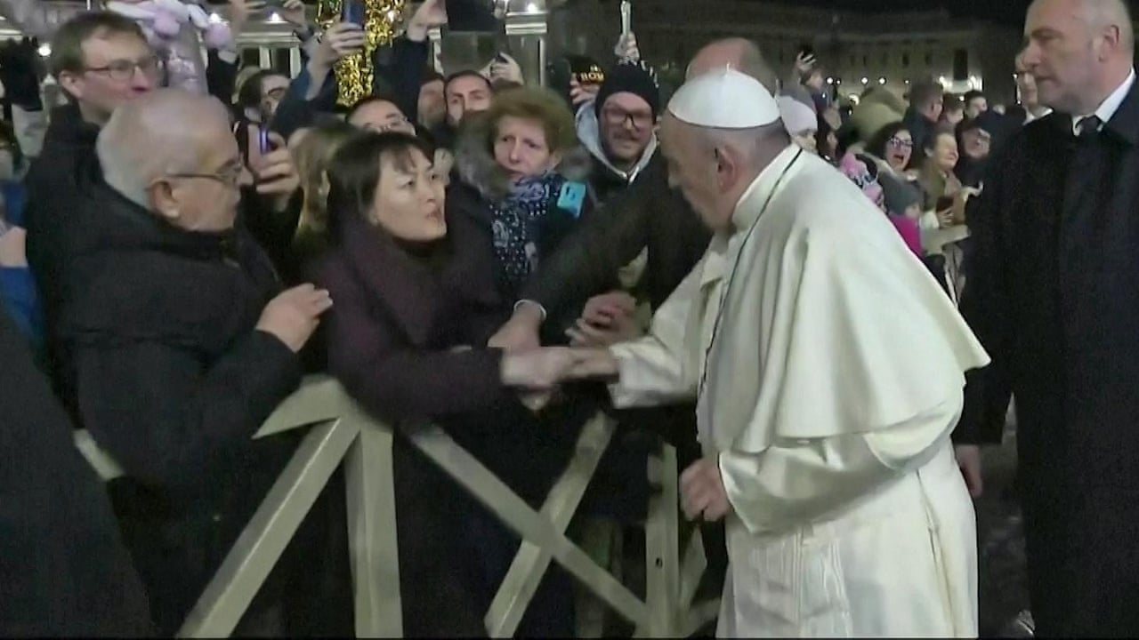 Télécharger gratuitement Images Indignant Pope Francis Slaps Woman S Hand To Free Himself At New dernière par