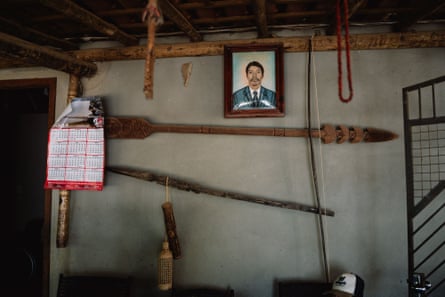 صورة ورماح معلقة على جدار في منزل دونا ديجا، أحد شيوخ مجتمع كريناك الأصليين، في ولاية ميناس جيرايس.