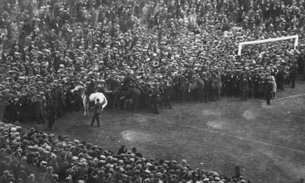 Billy, el caballo blanco de la policía, ayuda a defenderse de la multitud que se derrama sobre el campo en la final de la Copa FA de 1923