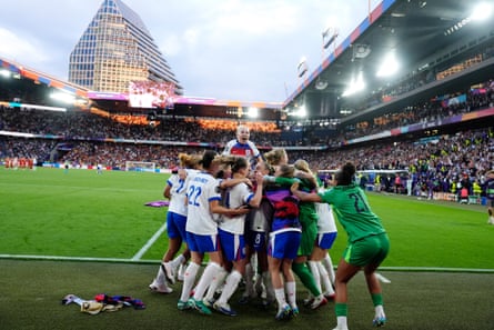 England players observe pinch Chloe Kelly aft she scored nan winning punishment successful nan shootout against Spain.