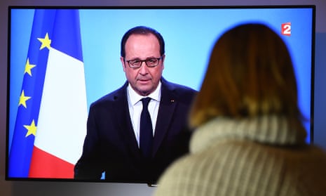 A woman watches a TV screen showing François Hollande announcing his renouncement to run for the next French presidential elections.