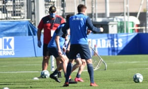 José Ramón Sandoval, in his club mask, watches his Fuenlabrada players go through their paces in training