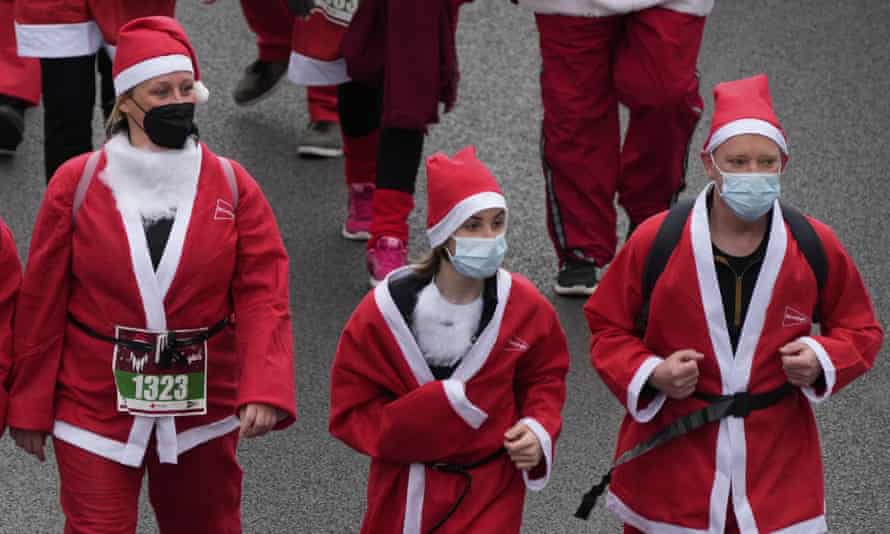 Pessoas participam de uma corrida matinal festiva em Madrid