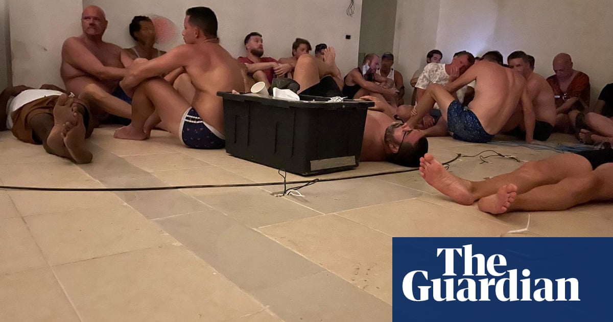 Tourists in Mexico shelter after armed gang storms Cancún beach – video