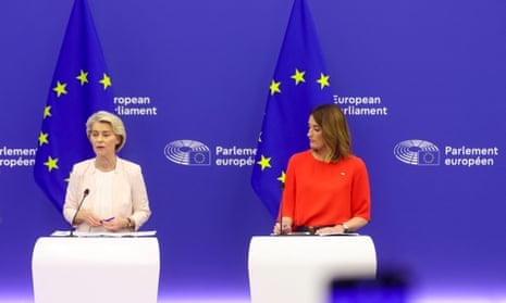 A presidente reeleita da Comissão Europeia, Ursula von der Leyen, e a presidente do Parlamento Europeu, Roberta Metsola, participam de uma coletiva de imprensa após a eleição de von der Leyen para presidente da Comissão Europeia, no Parlamento Europeu em Estrasburgo, França, em 18 de julho de 2024. REUTERS/Johanna Geron